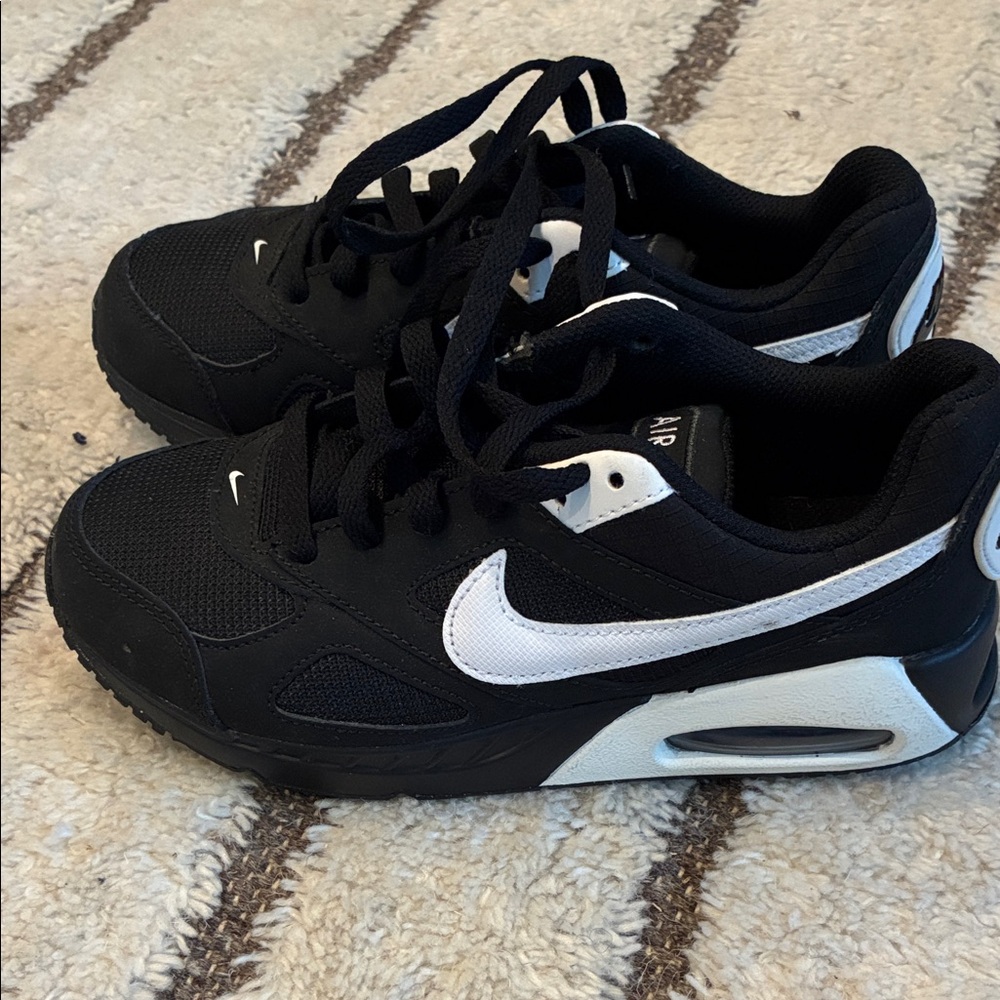 Nike Kids Black and White Air Sneakers. Air Max